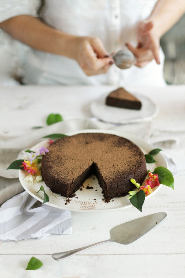 Saudável: a torta de chocolate da chef Gabi Mahamud leva grão-de-bico, maça, cacau em pó e café solúvel (Foto: Gabi Mahamud / Divulgação)