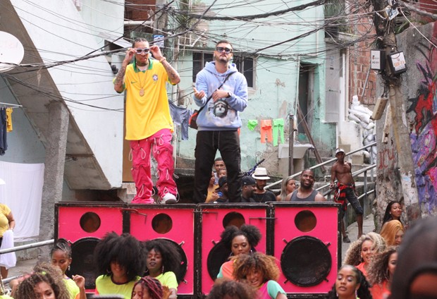 Tyga e Kevinho gravam clipe no Vidigal (Foto: AgNews/Daniel Delmiro)