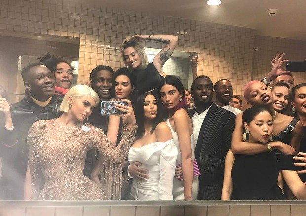 A selfie de Kylie Jenner no banheiro do Baile do Met  (Foto: reprodução/instagram)