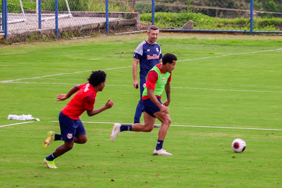 Pedro Caixinha em treino do Bragantino — Foto: Danilo Sardinha/ge