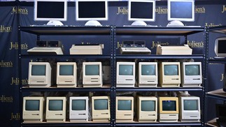 Coleção de computadores da marca americana Apple irá a leilão — Foto:  Frederic J. BROWN / AFP
