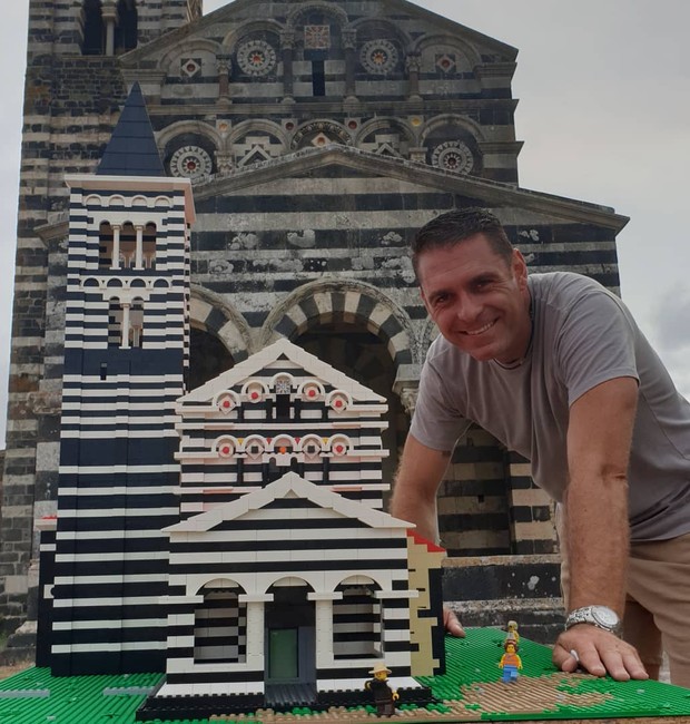 Maurizio Lampis ao lado de uma igreja recriado em LEGO (Foto: Reprodução / Instagram)
