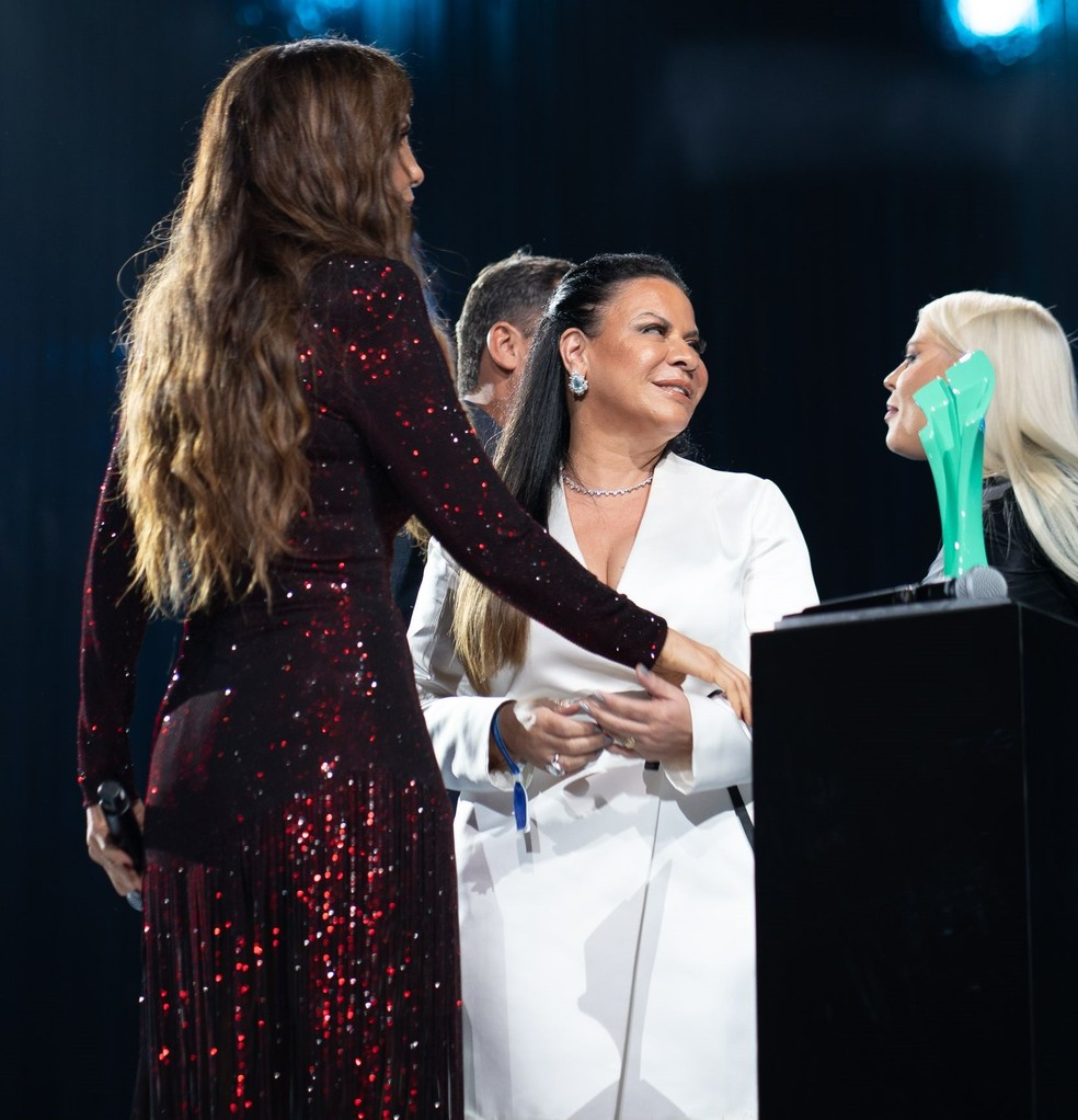 Ivete Sangalo e Luísa Sonza com Dona Ruth, mãe de Marília Mendonça — Foto: Multishow