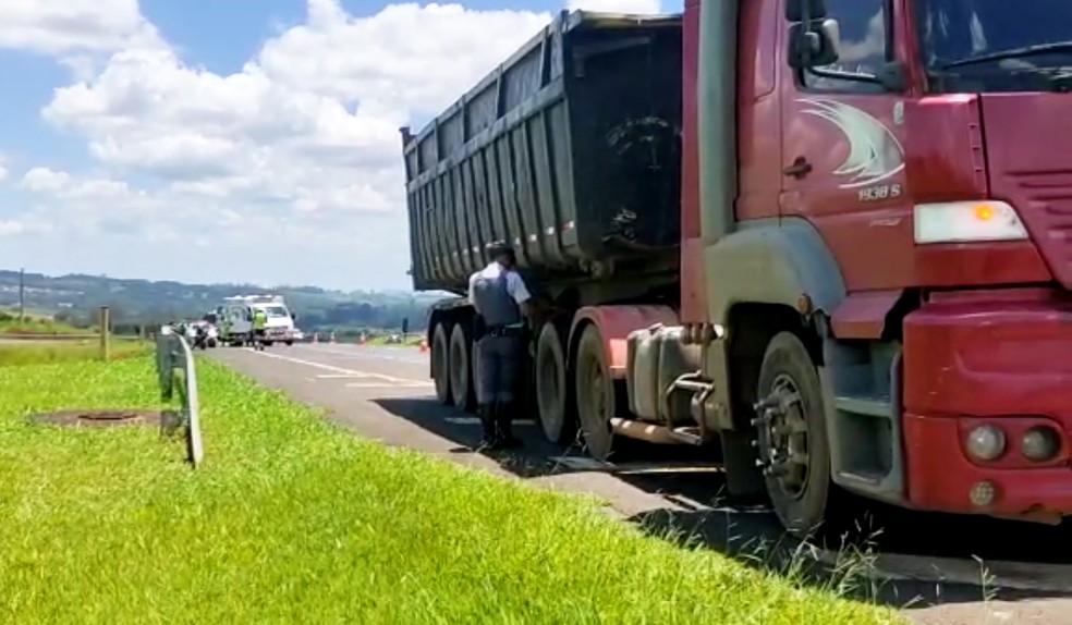 Policial faz verificação em caminhão envolvido no acidente, em Piracicaba — Foto: Claudio Coradini/ Jornal de Piracicaba