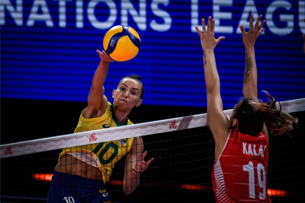 Gabi ataca contra a Turquia pela Liga das Nações de vôlei — Foto: Fivb / Divulgação