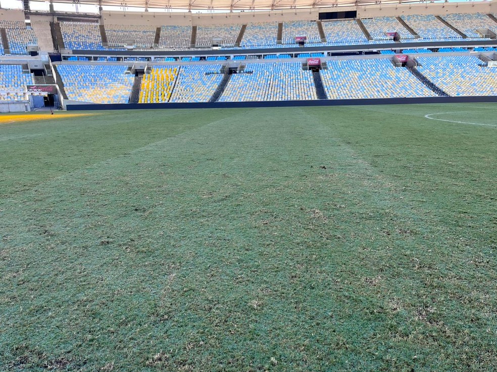 Gramado do Maracan&atilde; cheio de buracos &mdash; Foto: Divulga&ccedil;&atilde;o