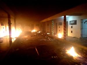 Colchões foram queimados na noite desta quinta-feira (19)   (Foto: G1/RN)