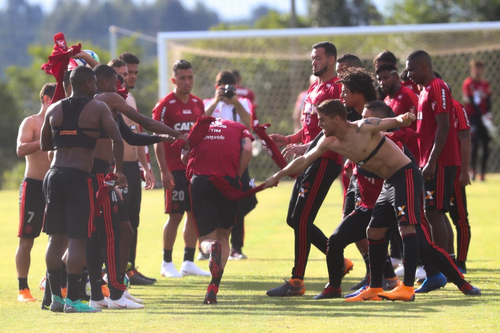 Piris da Motta durante "batismo" de 2018 no Flamengo, em Viam&atilde;o &mdash; Foto: Gilvan de Souza / Flamengo