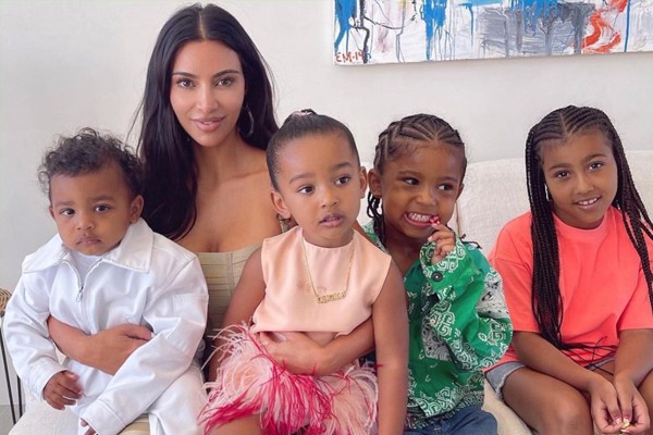 Kim Kardashian com os quatro filhos: Psalm, Chicago, Saint e North (Foto: reprodução / Instagram)
