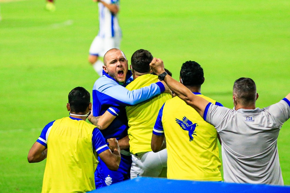 Mozart comemora vitória com jogadores do CSA — Foto: Ailton Cruz/Gazeta de Alagoas