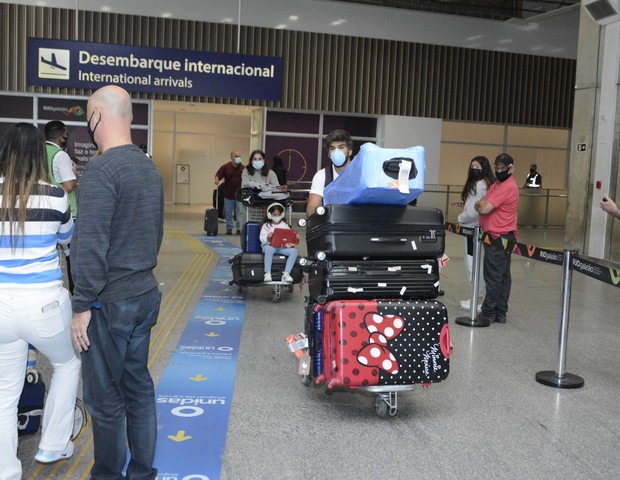 Deborah Secco e família retornam ao Brasil (Foto: Webert Belicio/ Agnews  )