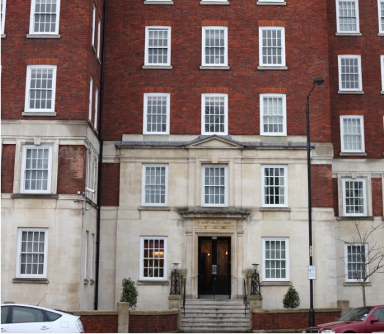 O bloco de apartamentos em St. Mary Abbots Court, Kensington  (Foto: Reprodução telegraph.co.uk)