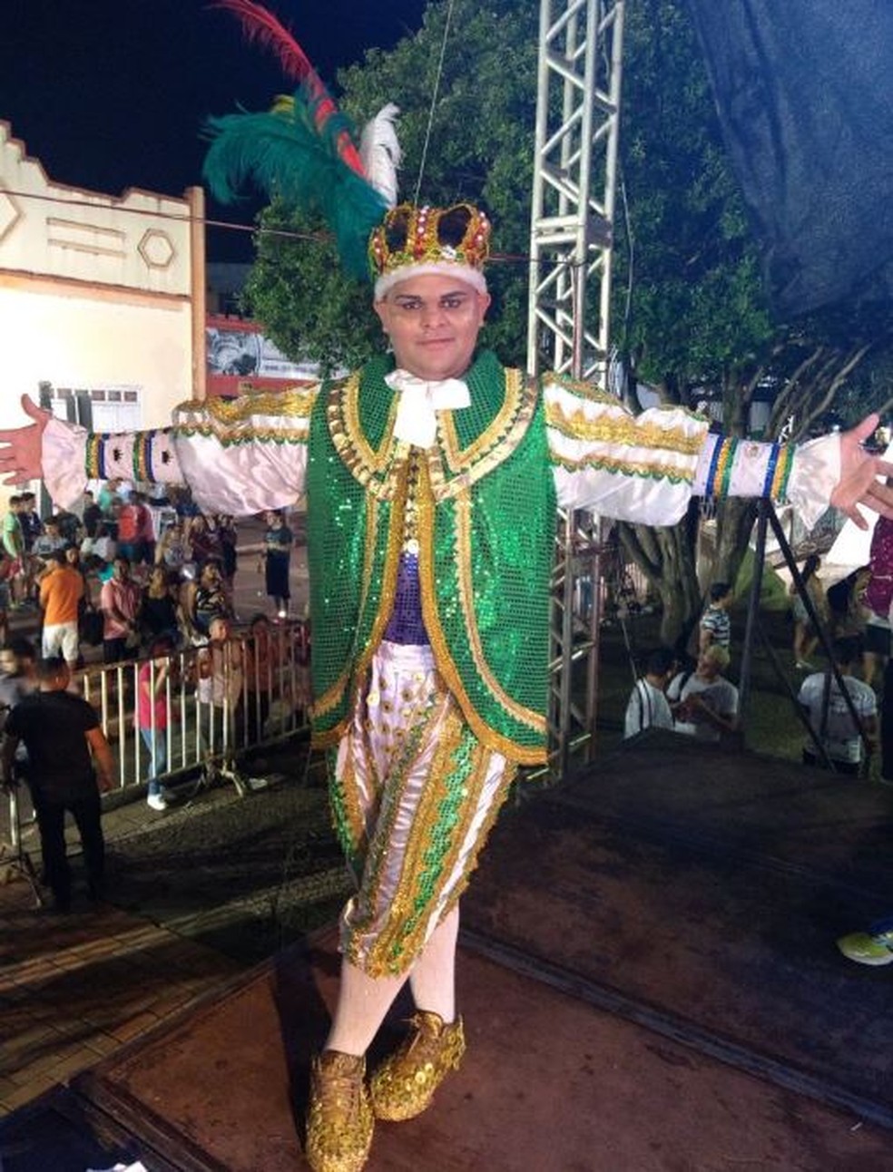 Júnior Lima é estudante, pesa 127 quilos e mede 1,83 metro. Ele é o novo Rei Momo de Rio Branco  (Foto: Iryá Rodrigues/G1)