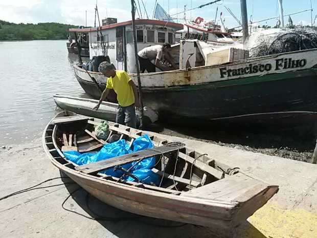Marido observa barco em que ele e a mulher, que não resistiu, estavam (Foto: Douglas Pinto / TV Mirante)