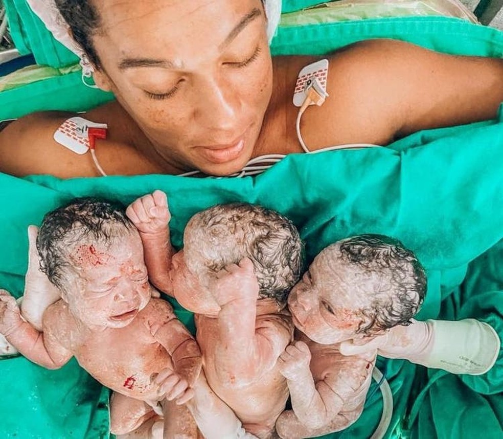 Camila com os trigêmeos: Vitória, Breno e Valentina, em 26 de janeiro, quando eles nasceram. A mãe morreu dois dias depois — Foto: Hospital Marieta/Divulgação