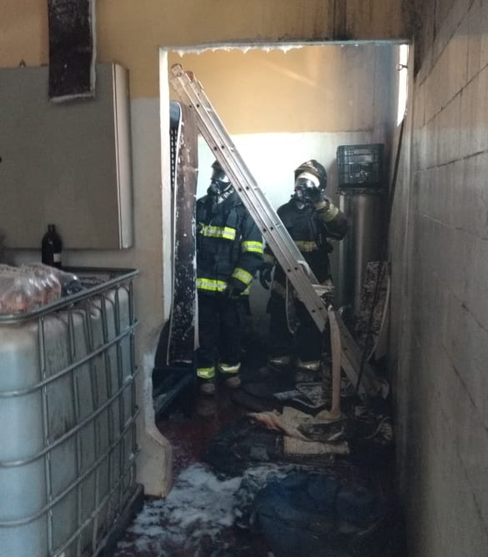 Barrac&atilde;o pegou fogo em Ourinhos (SP) &mdash; Foto: Corpo de Bombeiros/Divulga&ccedil;&atilde;o