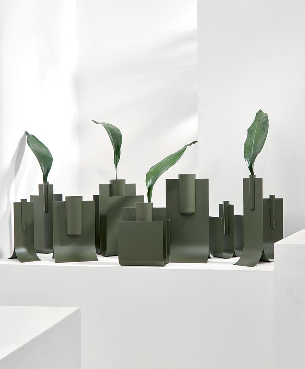 Vasos com metais em formatos orgânicos (Foto: Tiago Nunes / Divulgação )