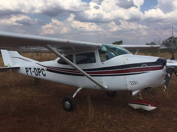 Avião foi encontrado em pista clandestina no município de General Carneiro (Foto: Divulgação/Gefron e Polícia Federal)