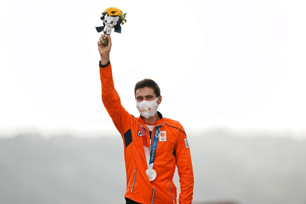 Tom Dumoulin, ciclista da Holanda, comemora conquista da prata na prova de estrada contrarrelógio nas Olimpíadas de Tóquio, na quarta-feira (28) — Foto: Thibault Camus/AP Photo