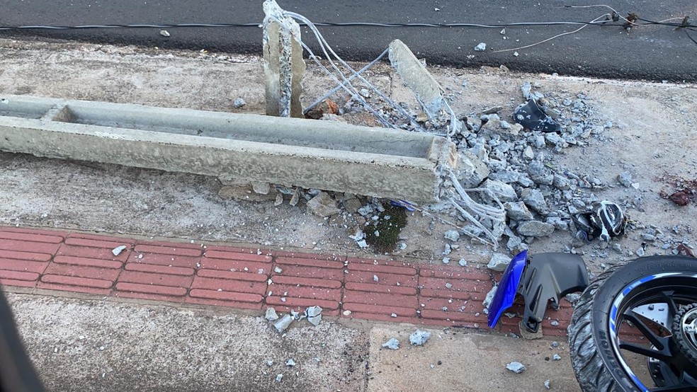 Motociclista bateu em um poste na Avenida JK, em Presidente Prudente — Foto: Bill Paschoalotto/TV Fronteira