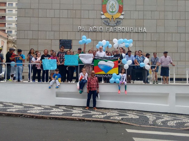 MAnifestantes reunidos em frente a Assembleia Legislativa do RS (Foto: Marco Garcia/Arquivo Pessoal)
