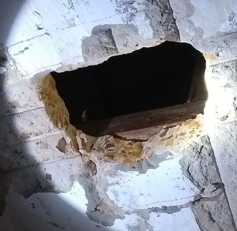Buraco foi feito em cela para que os presos pudessem fugir  (Foto: Divulgação/Iapen-AC)