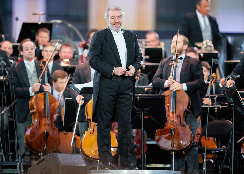 Maestro russo Valery Gergiev se apresenta no palco com a Orquestra Filarmônica de Viena em setembro de 2020 — Foto: Georg Hochmuth/AFP