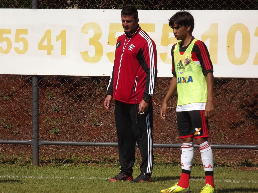 Betinho com um ainda franzino Paquetá na base do Flamengo — Foto: Arquivo pessoal
