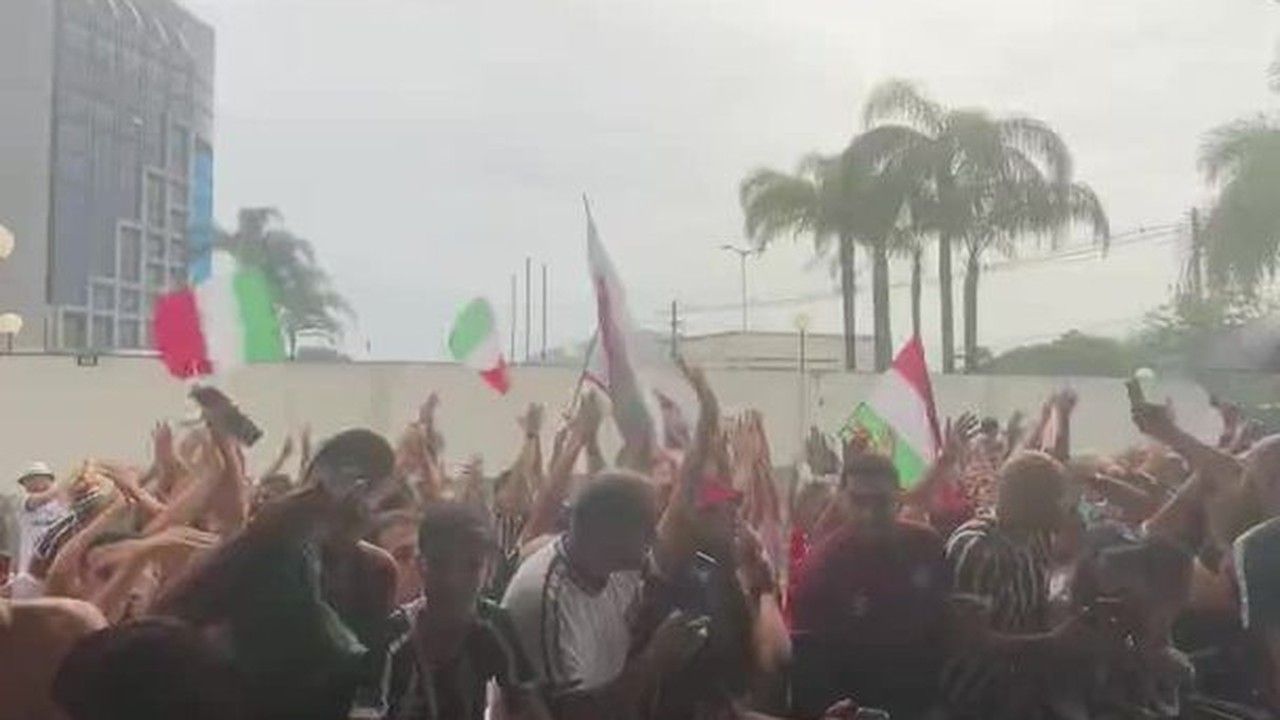 Torcida tricolor recebe o time com festa no desembarque em Espírito Santo