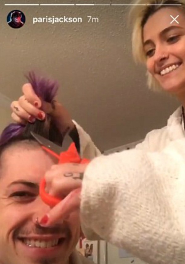 Paris Jackson cortando o cabelo do namorado (Foto: Snapchat)