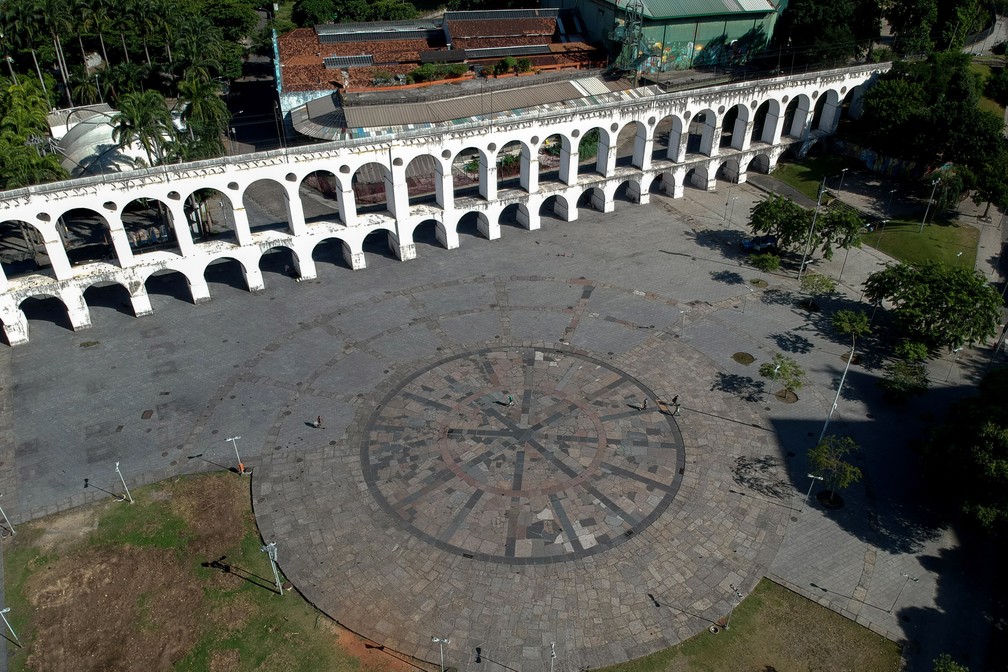 Vista aérea da praça vazia nos Arcos da Lapa, antigo Aqueduto Carioca — Foto: Mauro Pimentel/AFP