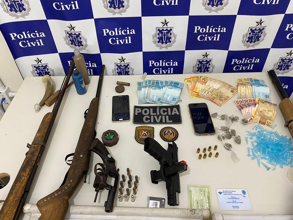 Chefiado por detento, grupo suspeito de homicídio e tráfico de drogas é preso na Bahia — Foto: SSP-BA/Divulgação