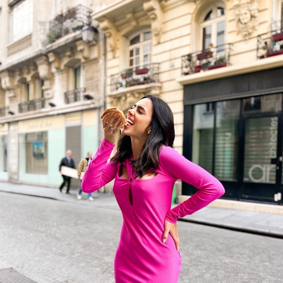 Bruna Biancardi posa de vestidinho comendo pizza em Paris