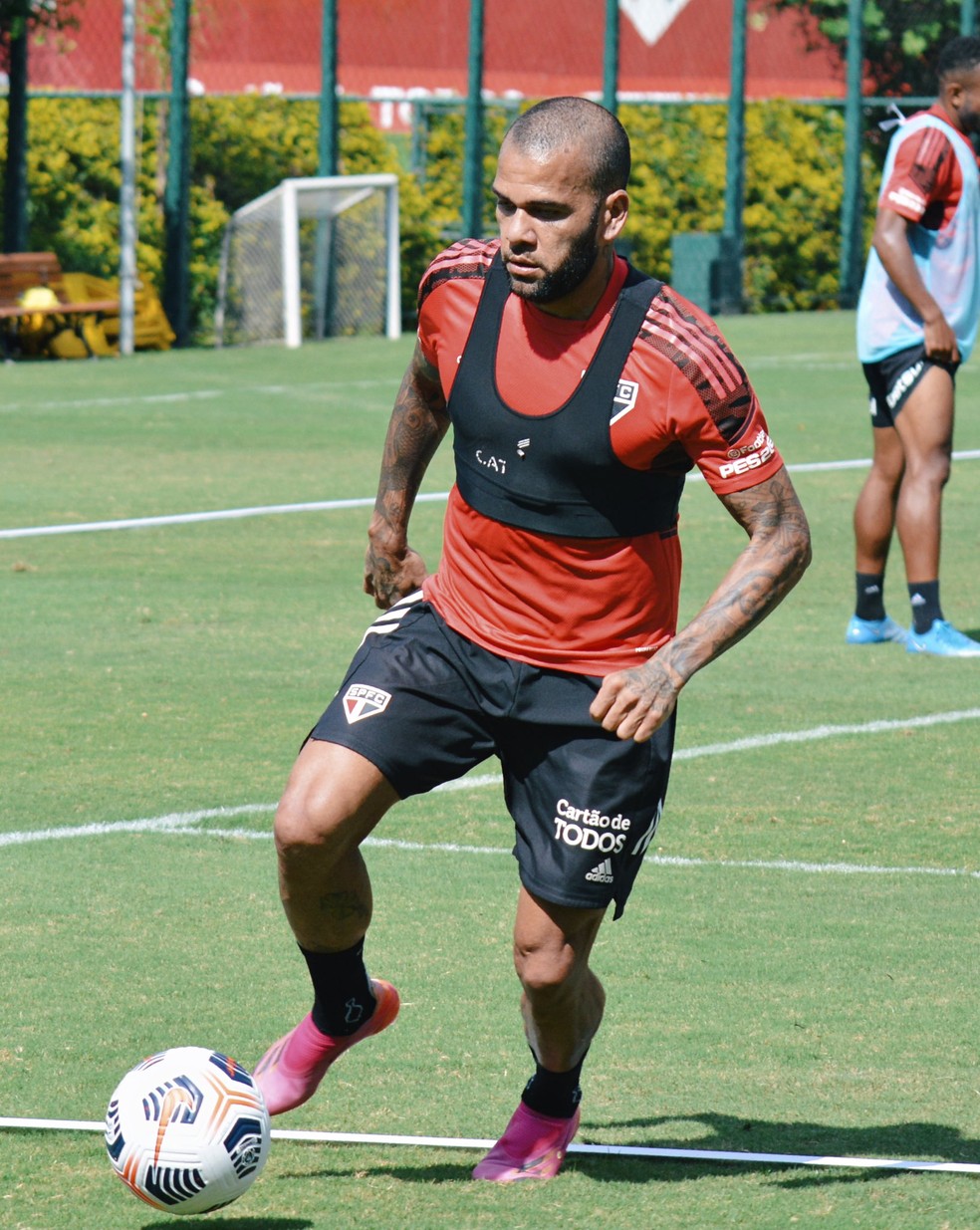 Daniel Alves, em treino do São Paulo — Foto: Erico Leonan / saopaulofc