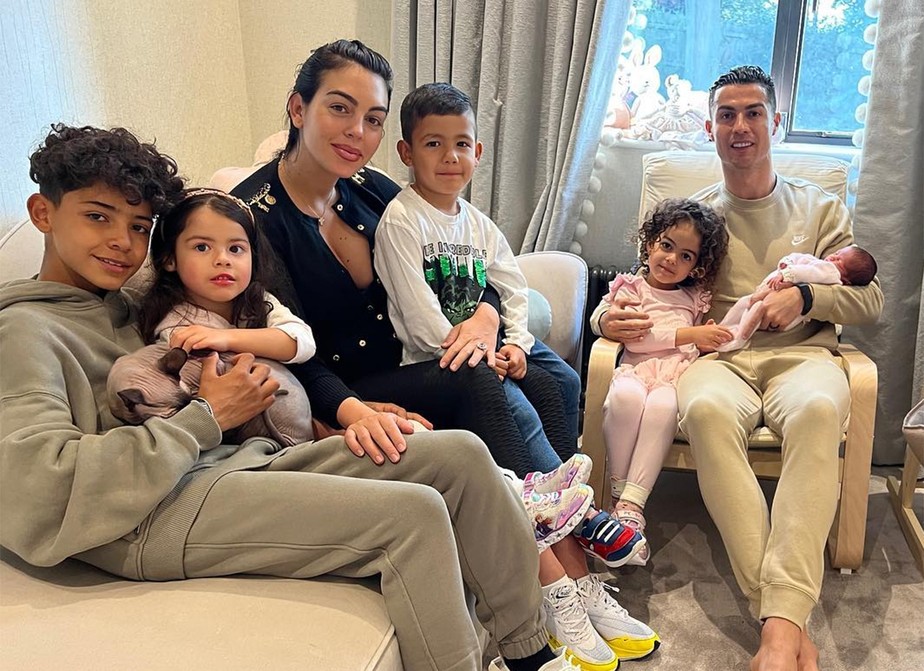 Cristiano Ronaldo, Giorgina Rodriguez e os filhos, Cristiano Jr., Mateo, Eva, Alana e a pequena Bella