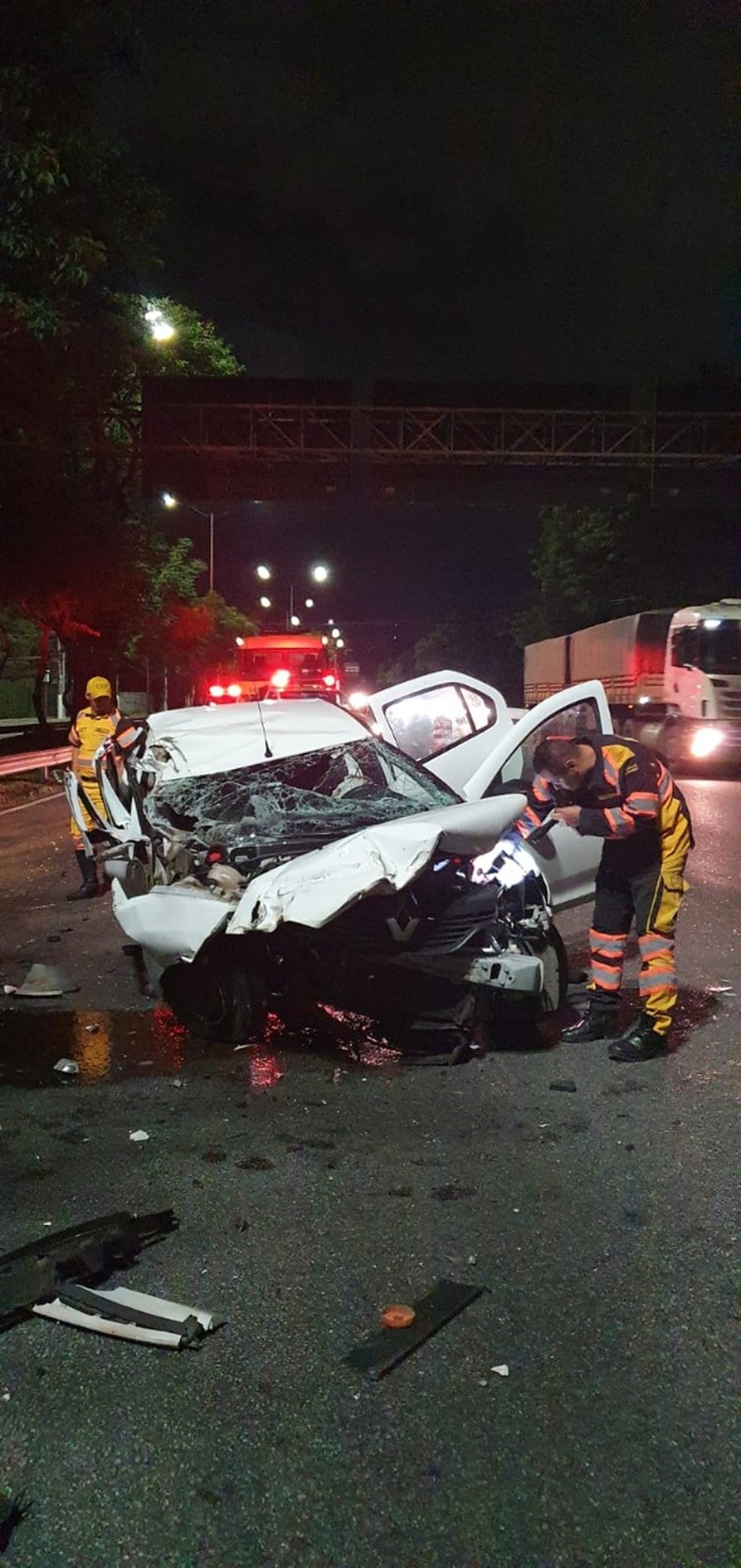 O acidente ocorreu na madrugada de quinta-feira (31). — Foto: CET