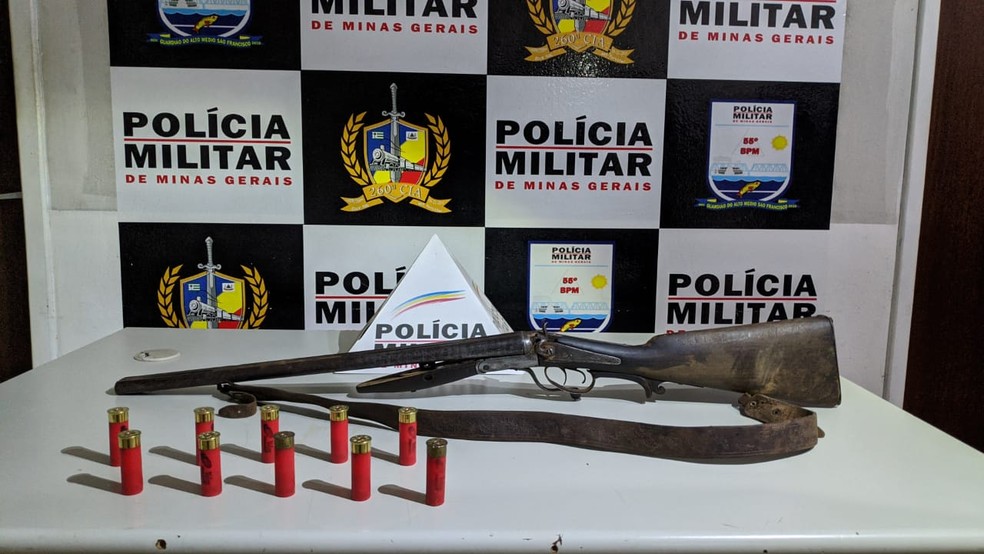 Arma e munições foram apreendidas com o suspeito do crime — Foto: Polícia Militar 