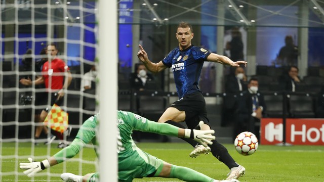 Dzeko finaliza para defesa de Courtois em Internazionale x Real Madrid