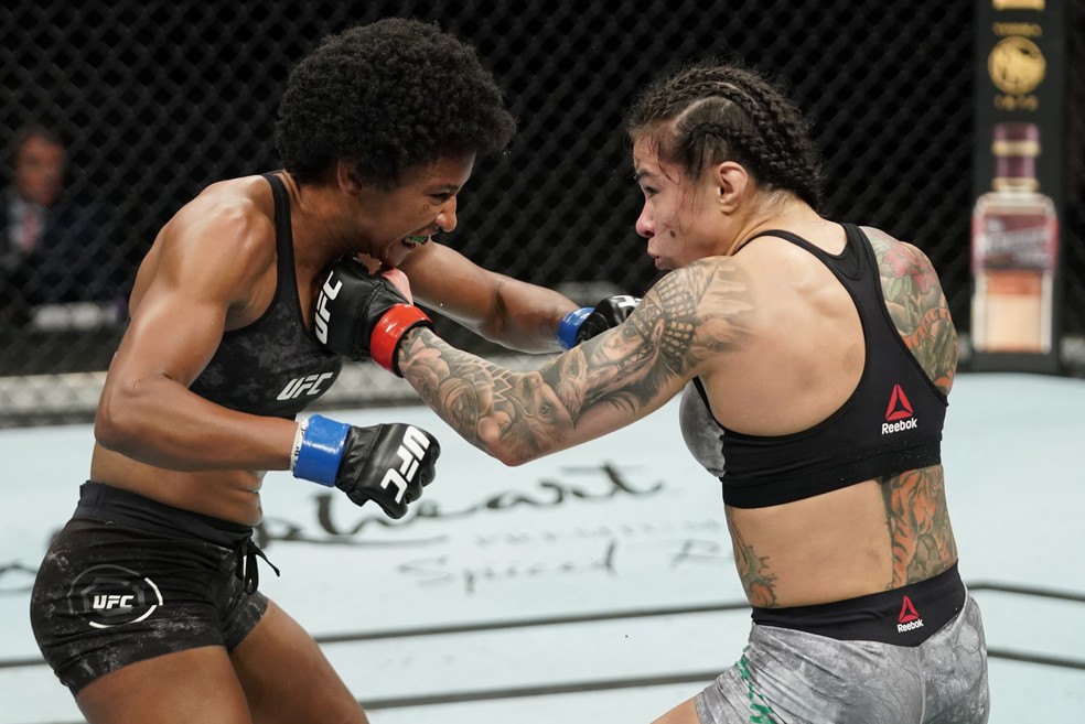 Cláudia Gadelha e Angela Hill se golpeiam no UFC: Overeem x Harris — Foto: Getty Images