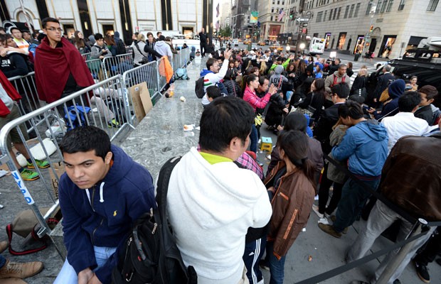 Fã da Apple em frente à principal loja da empresa, na Quinta Avenida, em Nova York, no dia do lançamento dos iPhones 5C e 5S. (Foto: Stan Honda/France Presse)