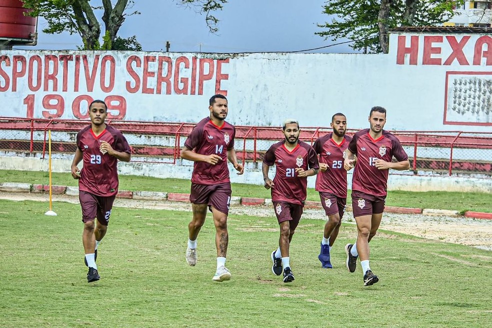 Jogadores do Sergipe correndo no gramado — Foto: Antônio Soares/CSS