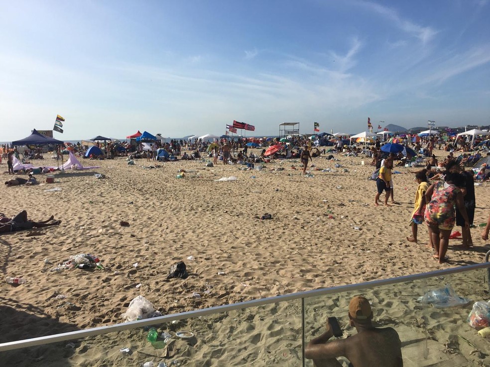 Muito lixo ainda era visto na areia da Praia de Copacabana na manhã desta quarta (1°). Mais de mil garis realizam serviço de limpeza — Foto: Rogério Coutinho / TV Globo