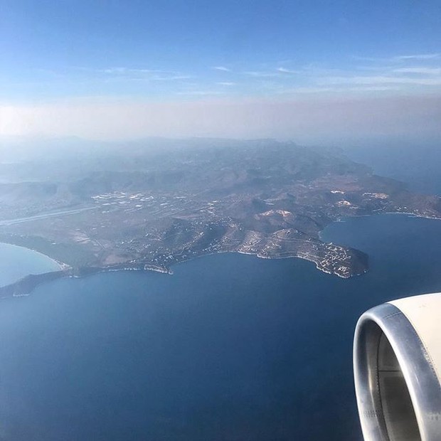 Carla Bruni também clicou a Grécia vista do avião (Foto: reprodução/instagram)