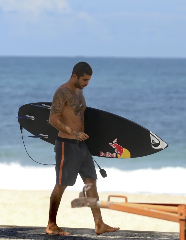 Pedro Scooby aproveita dia para surfar em praia carioca0 (Foto: Delson Silva/AgNews)