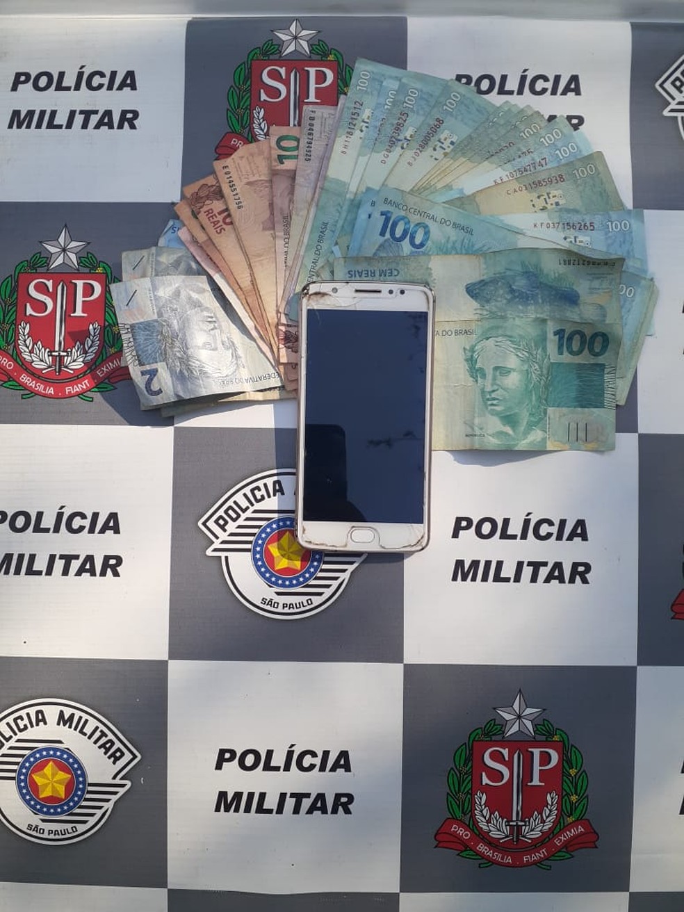 Com o suspeito de roubar o caminhão também foram encontrados R$ 2 mil. — Foto: Divulgação/Polícia Militar