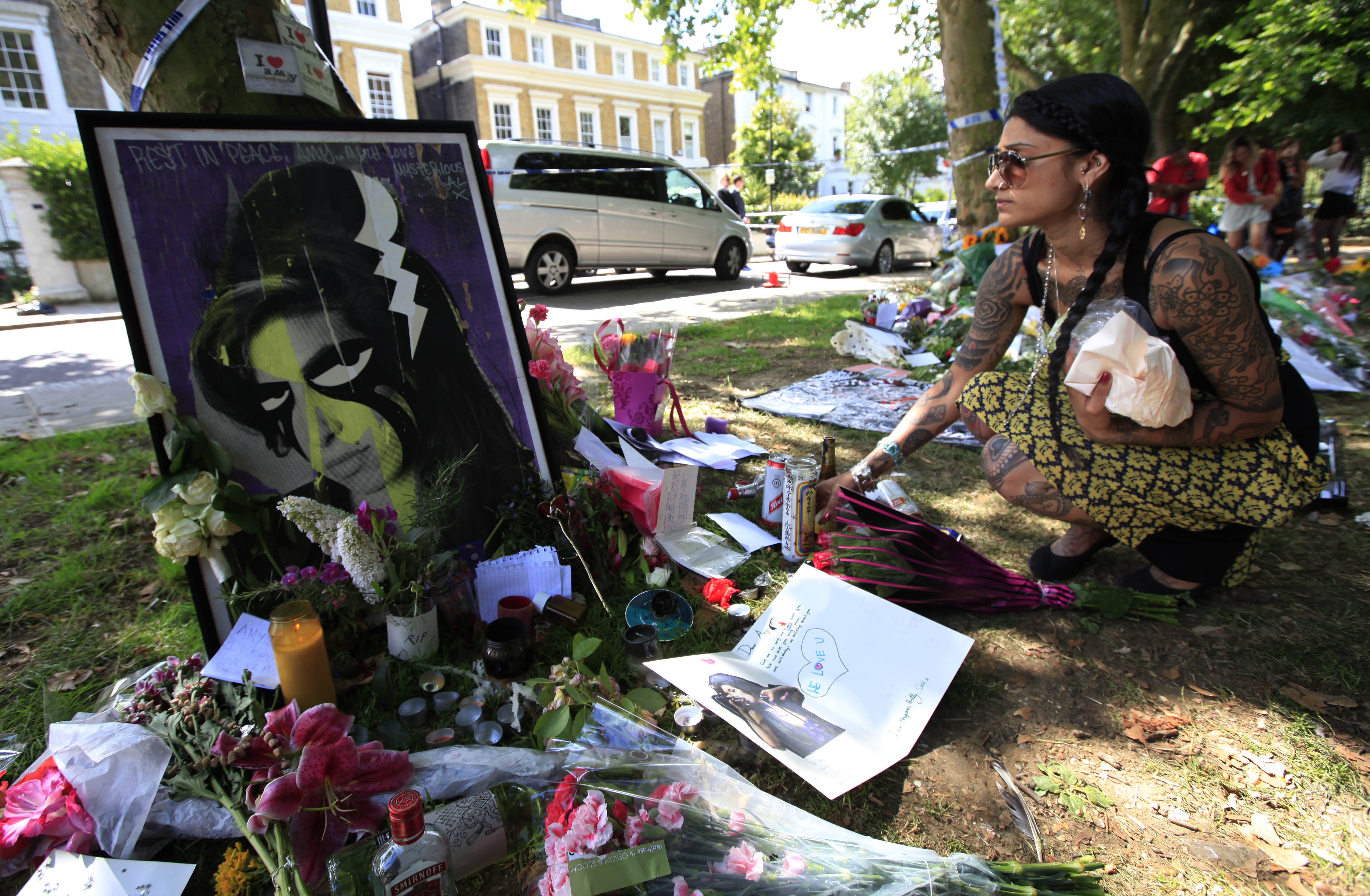 Fotos lembram o luto após a morte da cantora Amy Winehouse, em 2011 Blog do Acervo O Globo