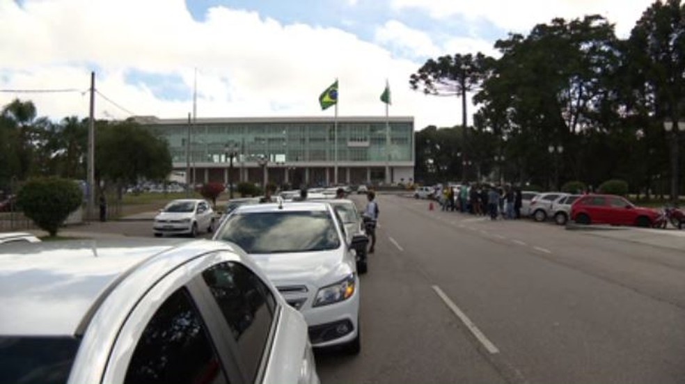 Motoristas de aplicativos de transporte protestaram em Curitiba pedindo mais seguranÃ§a, apÃ³s morte de colega (Foto: ReproduÃ§Ã£o/RPC)