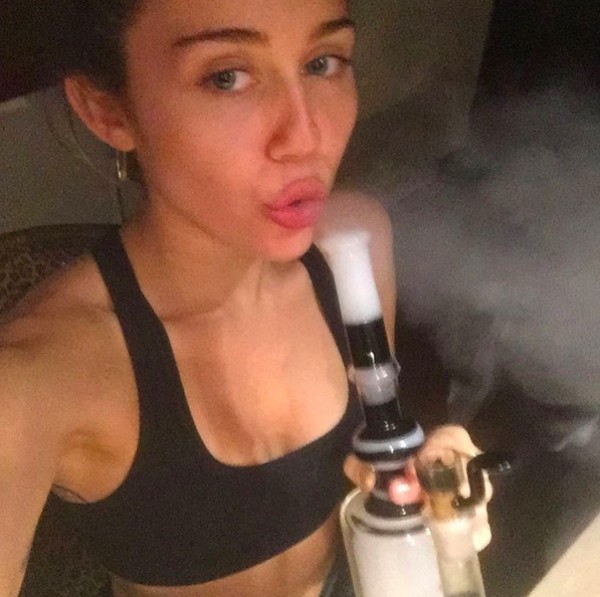 Miley Cyrus publicou imagem acompanhada de um bong no Instagram (Foto: Reprodução/Instagram)