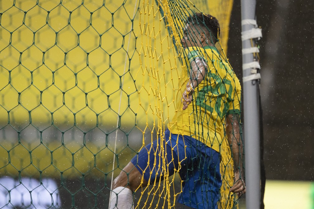 Com a camisa 20, Firmino comemora um dos dois gols que marcou contra a Bolívia — Foto: Lucas Figueiredo / CBF