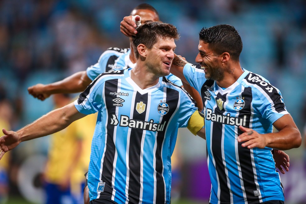 Kannemann e Luis Suárez comemoram gol do Grêmio — Foto: Lucas Uebel/Grêmio